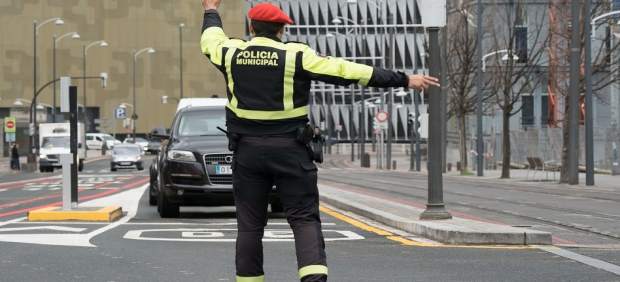 municipal en Bilbao controlando el tráfico